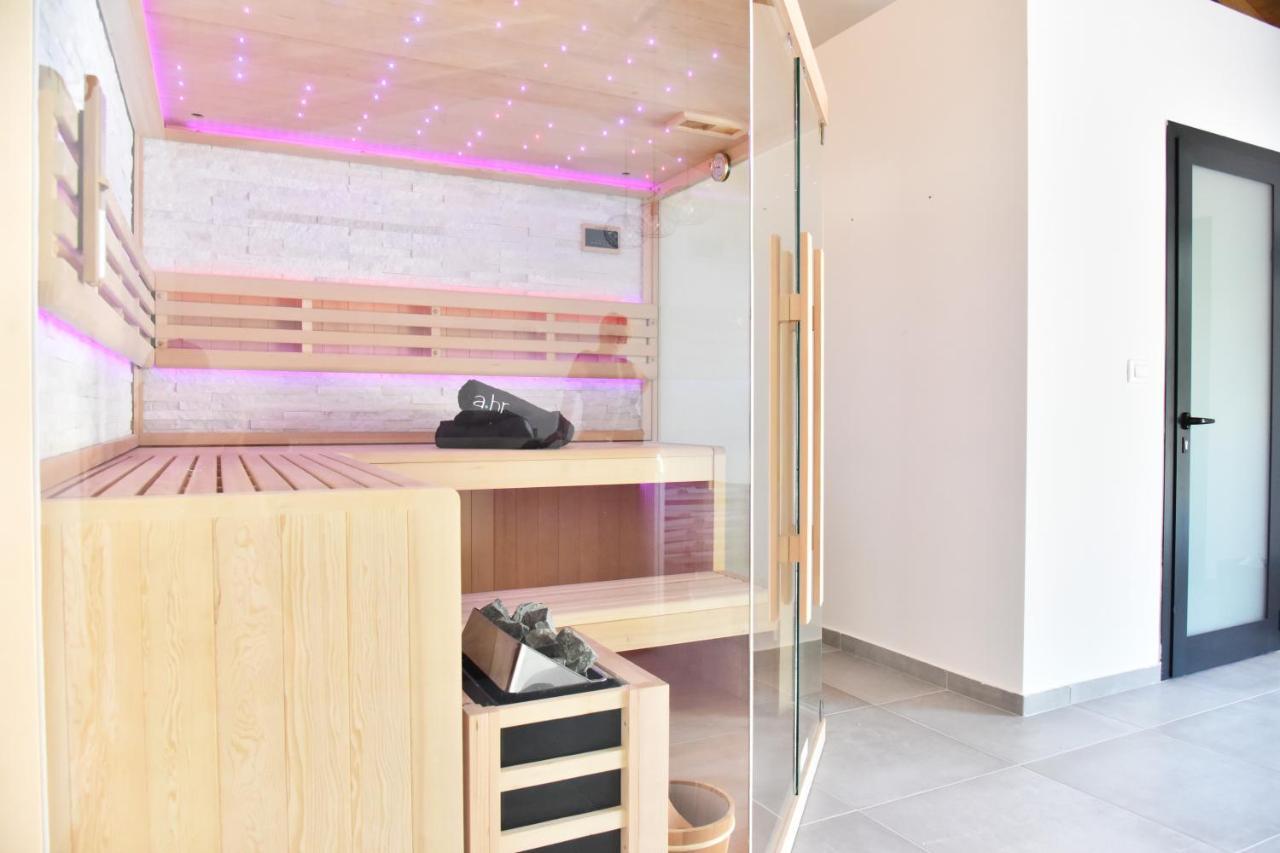 Villa Lux Nina With Six Bedrooms, Private Pool, Sauna 扎达尔 外观 照片