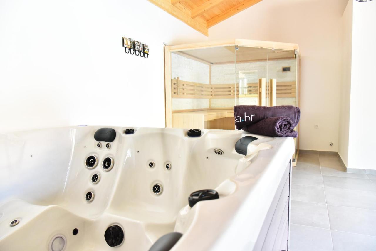 Villa Lux Nina With Six Bedrooms, Private Pool, Sauna 扎达尔 外观 照片